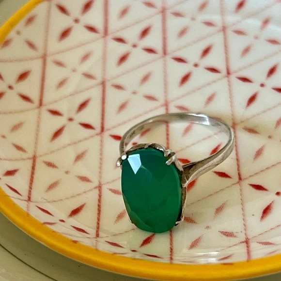 Elegant Silver Green Gemstone Ring - Picture 1 of 3